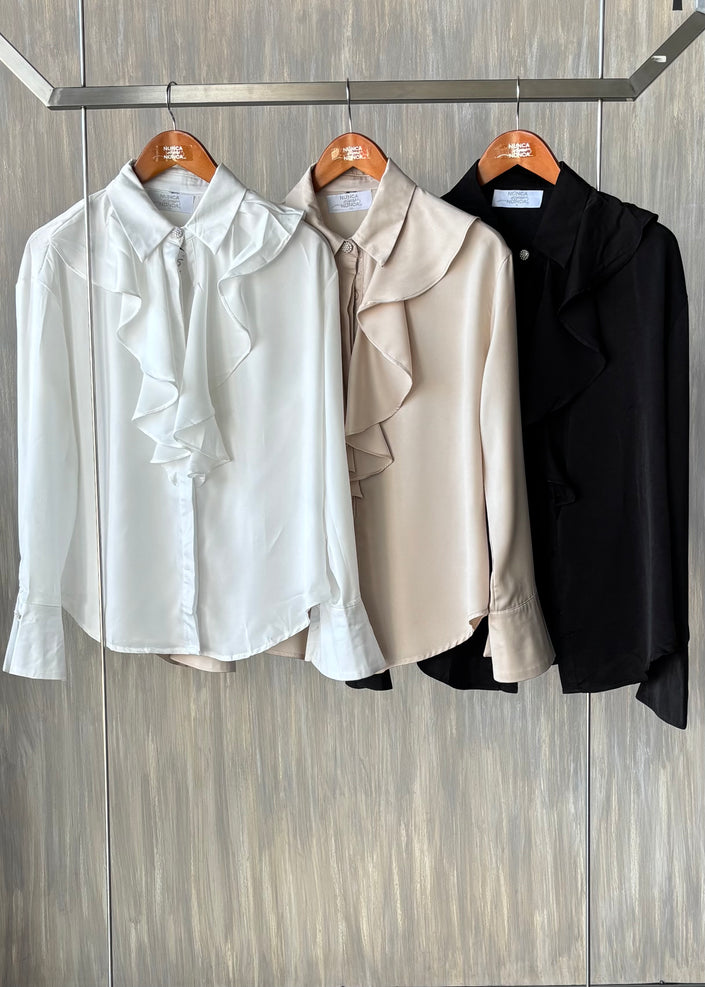 Blusa con olanes y botón superior perla