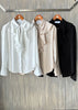 Blusa con olanes y botón superior perla