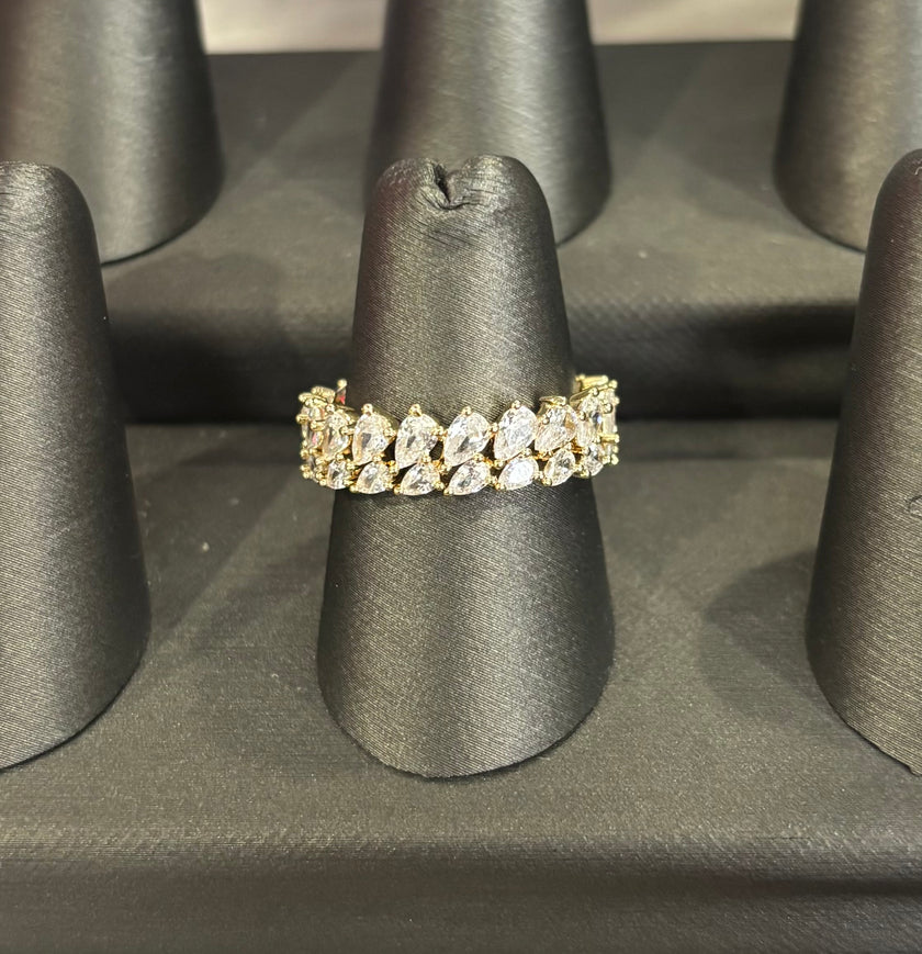 Anillo líneas zirconias gota