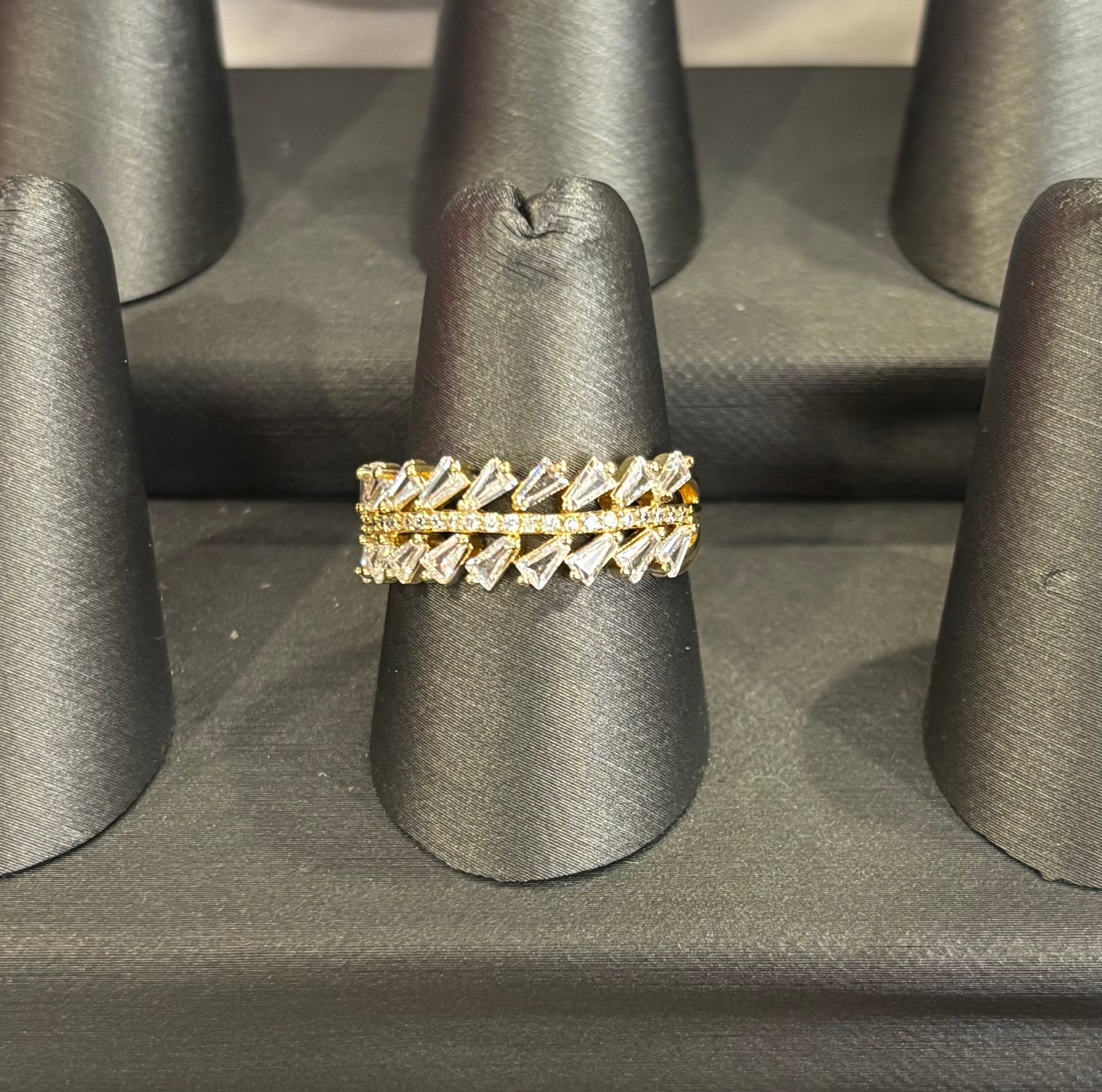 Anillo dos lineas de zirconias y centro con brillos