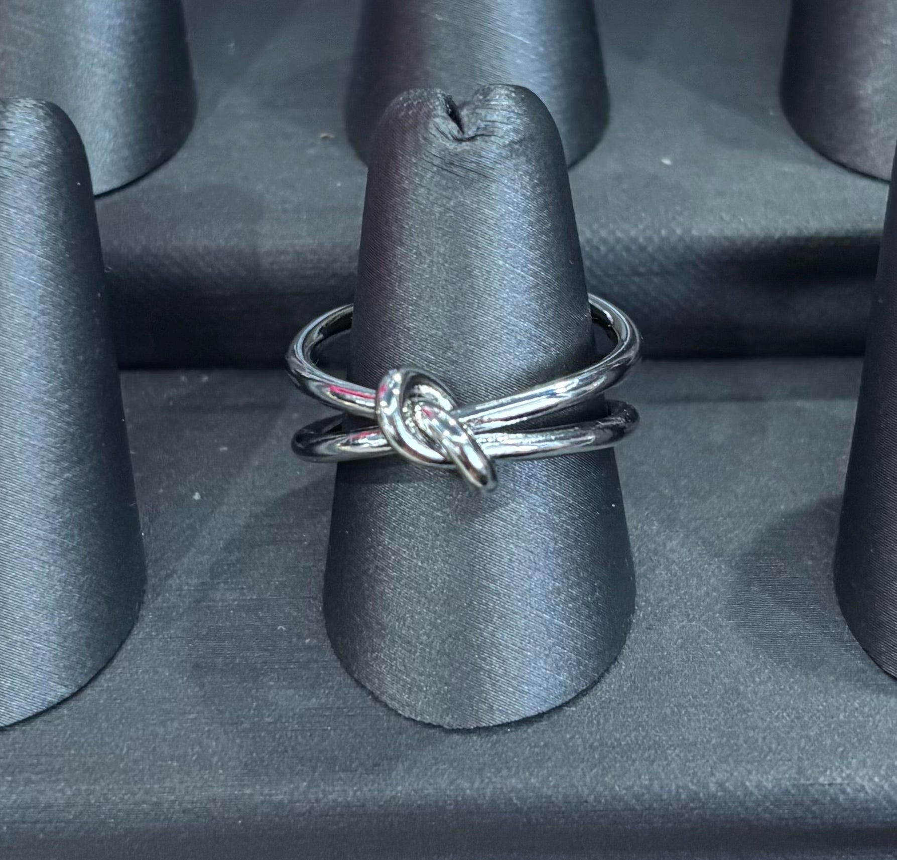 Anillo plateado nudo