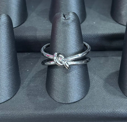 Anillo plateado nudo
