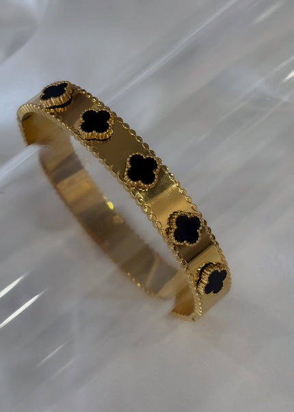Brazalete dorado con tréboles