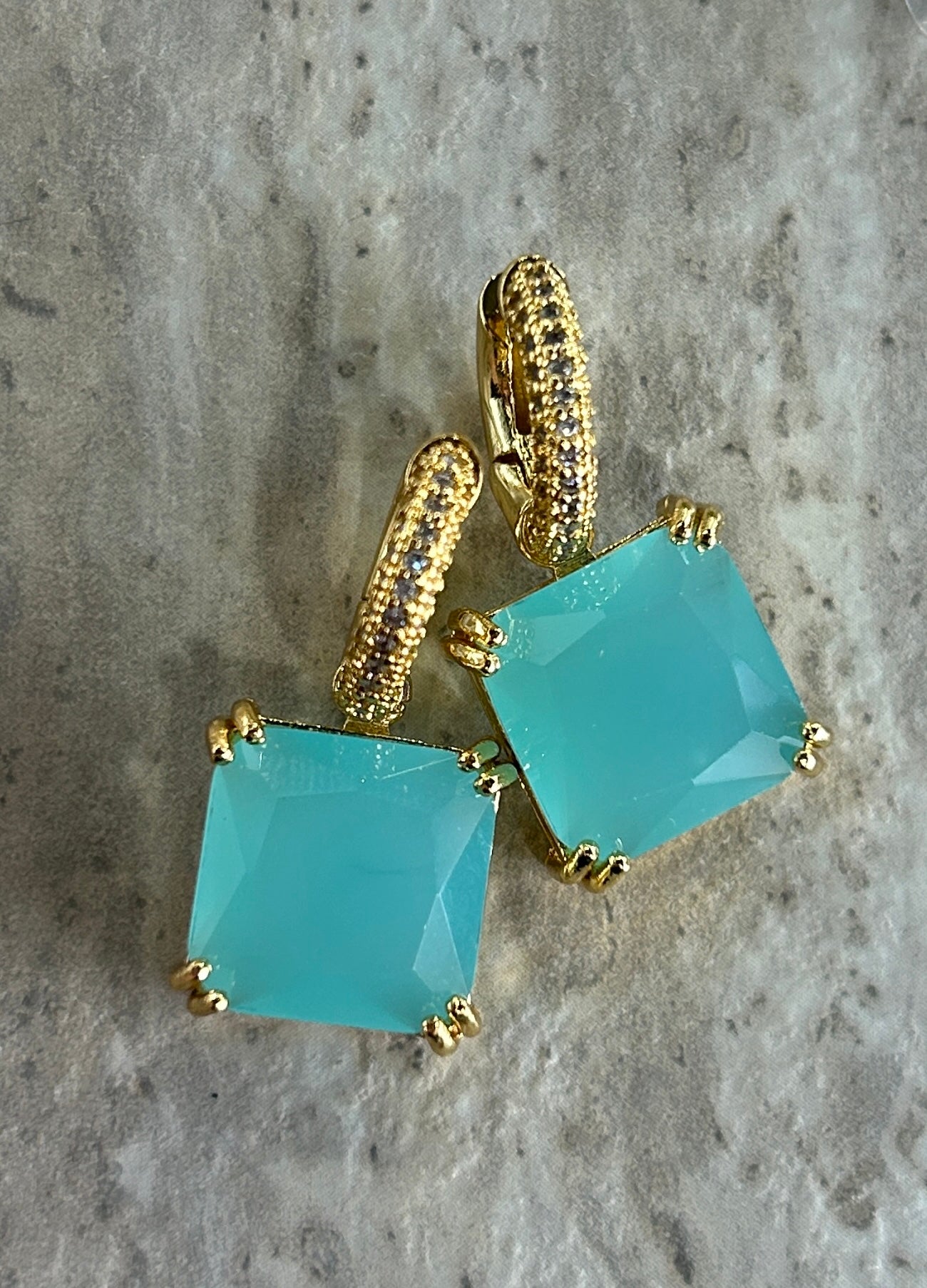 Huggie con zirconia cuadrada