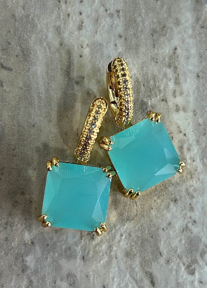 Huggie con zirconia cuadrada