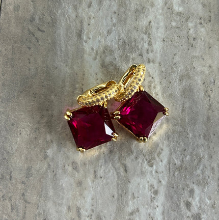 Huggie con zirconia cuadrada