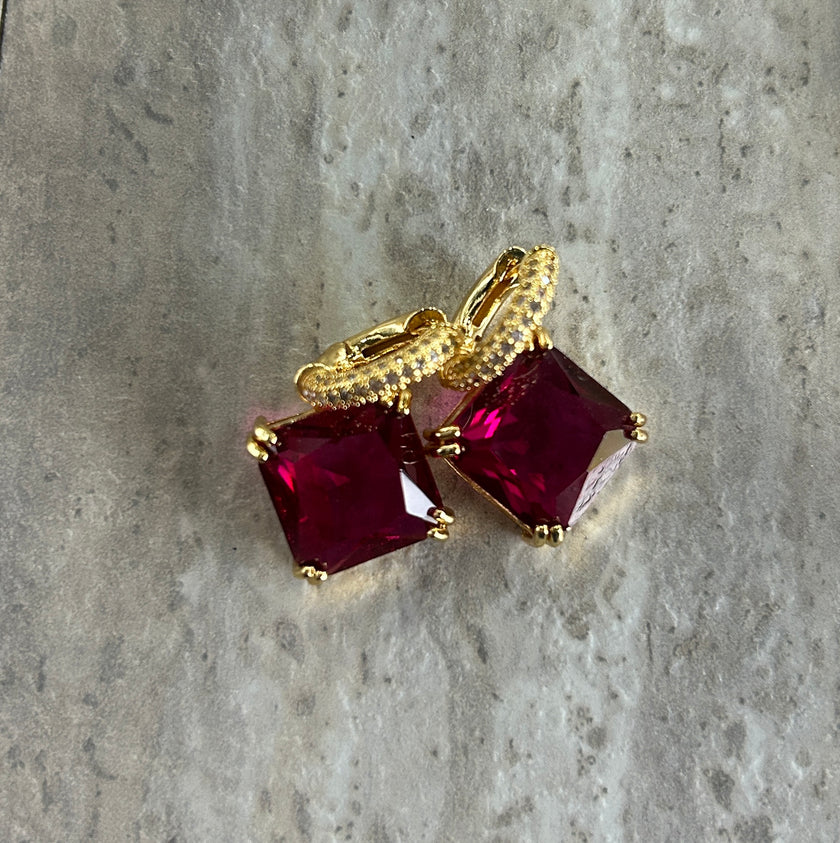 Huggie con zirconia cuadrada