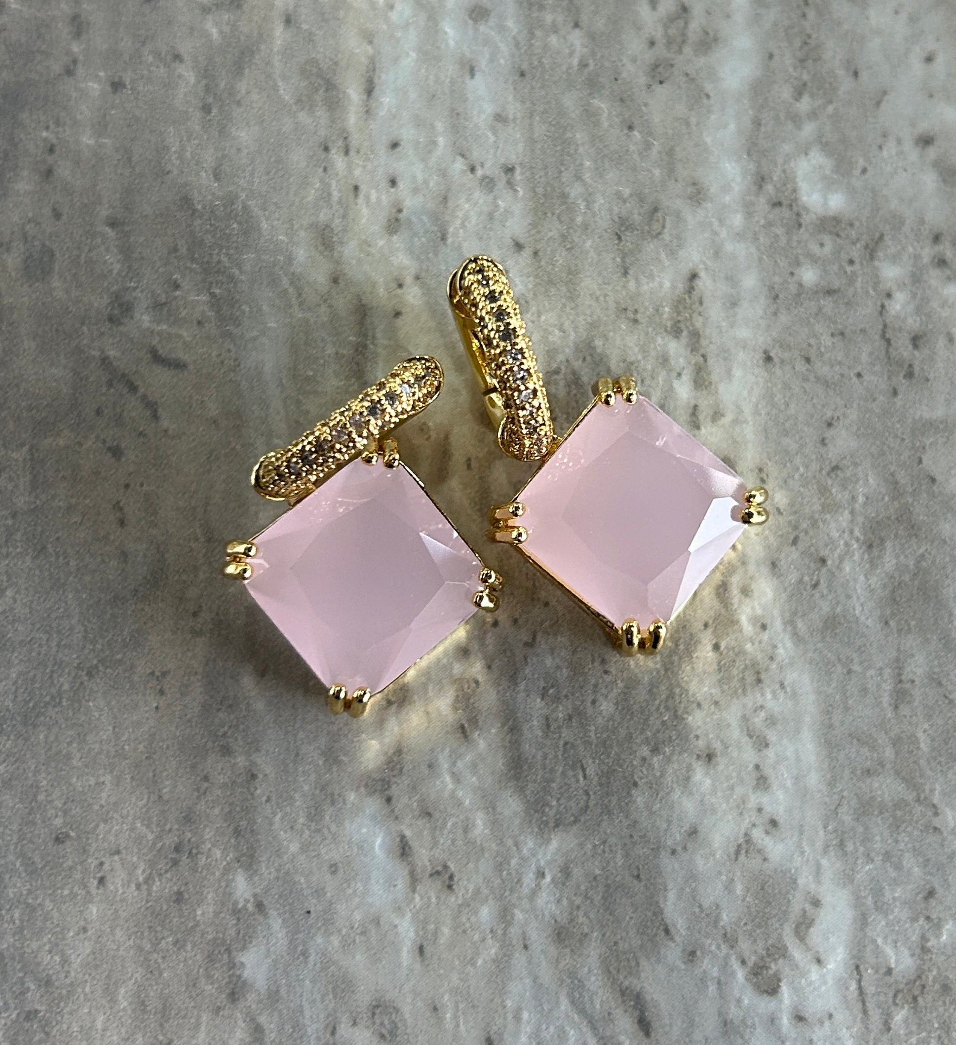 Huggie con zirconia cuadrada