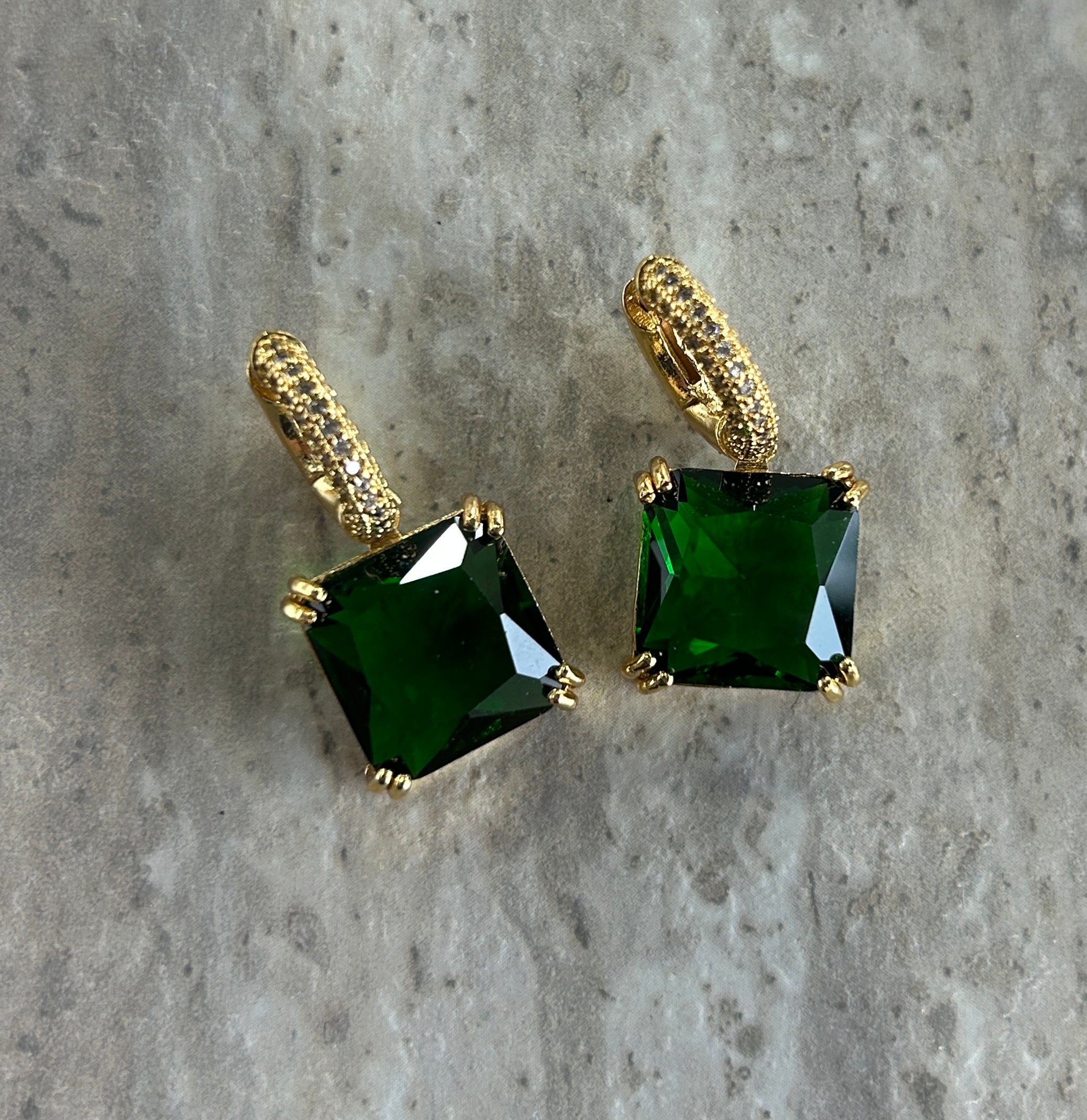 Huggie con zirconia cuadrada