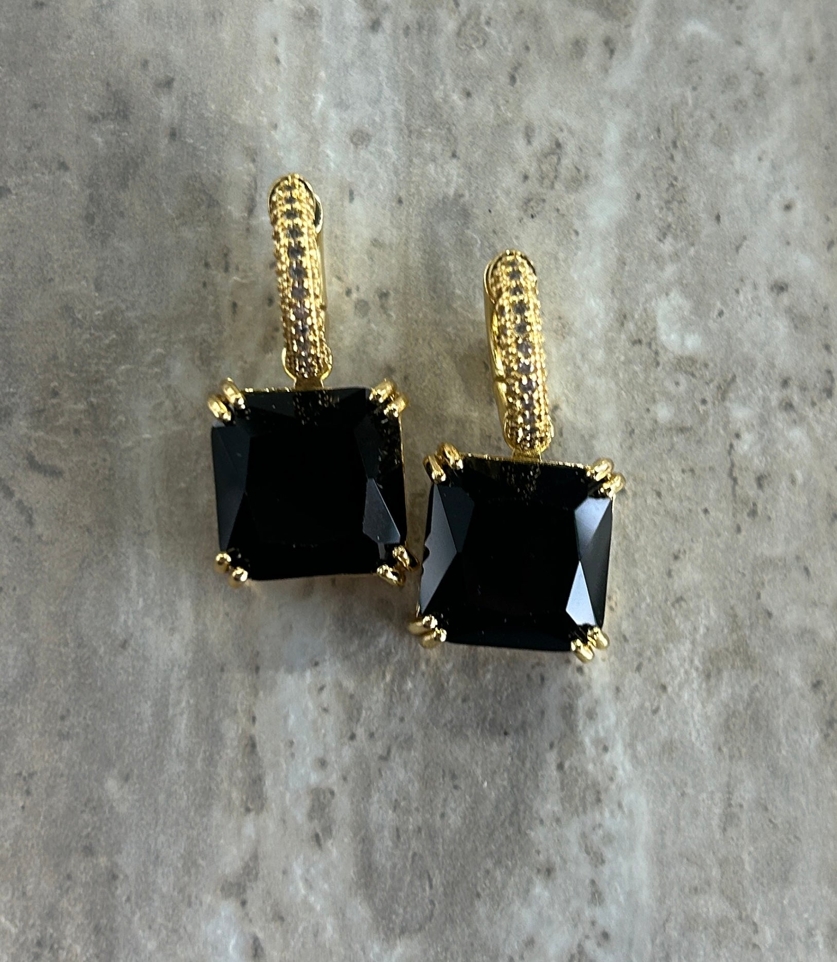 Huggie con zirconia cuadrada