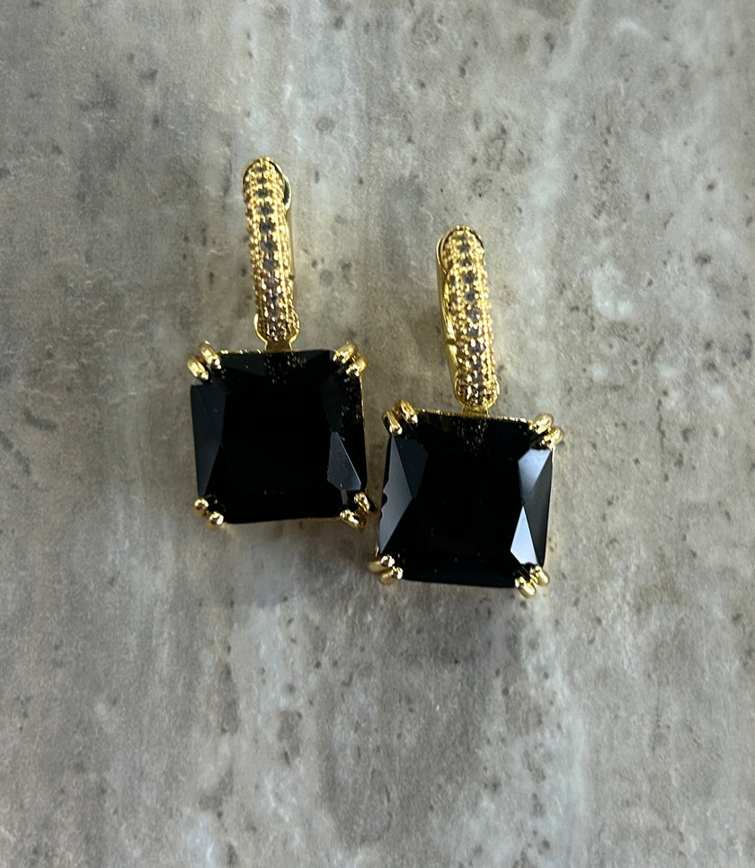 Huggie con zirconia cuadrada