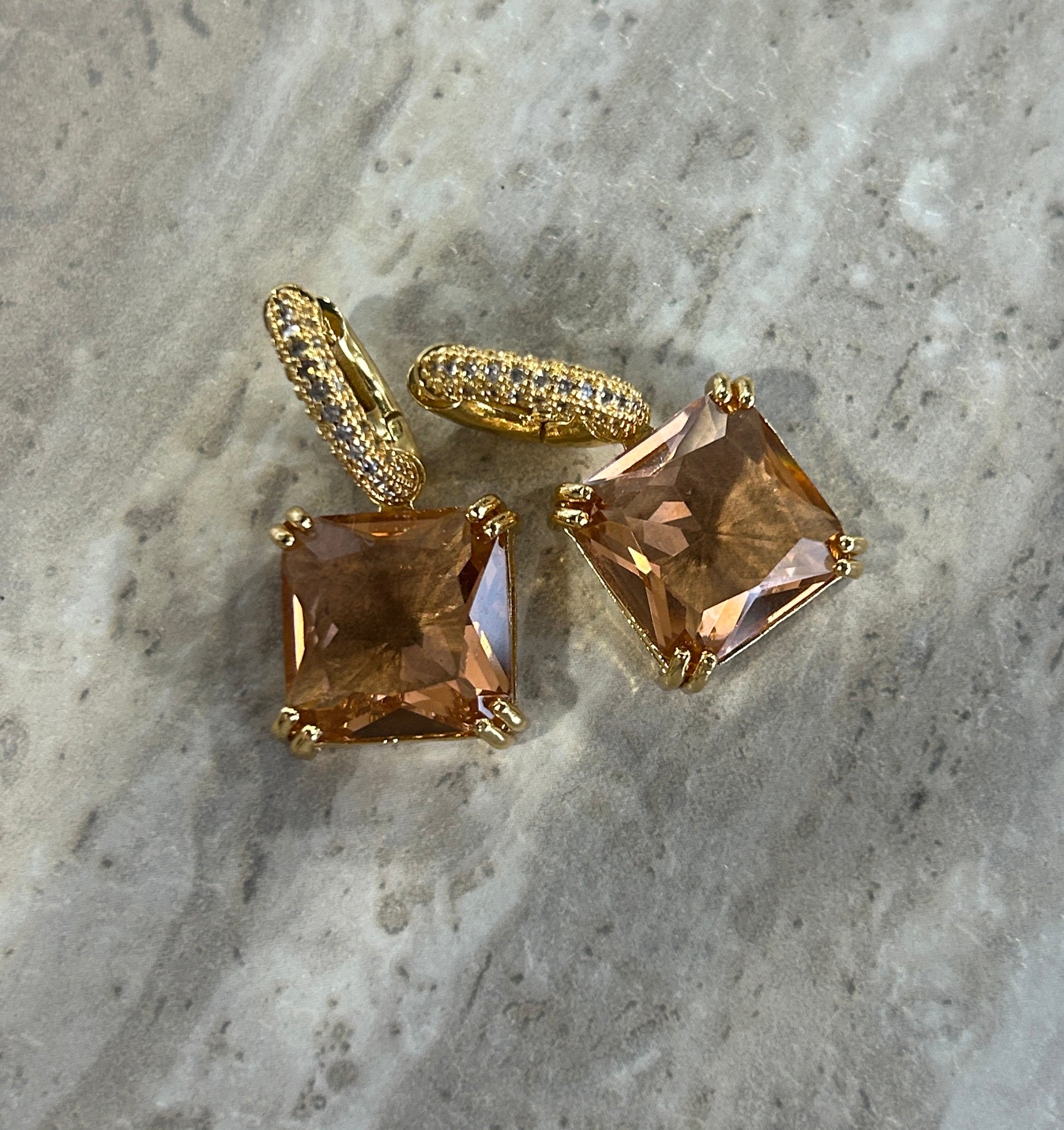 Huggie con zirconia cuadrada