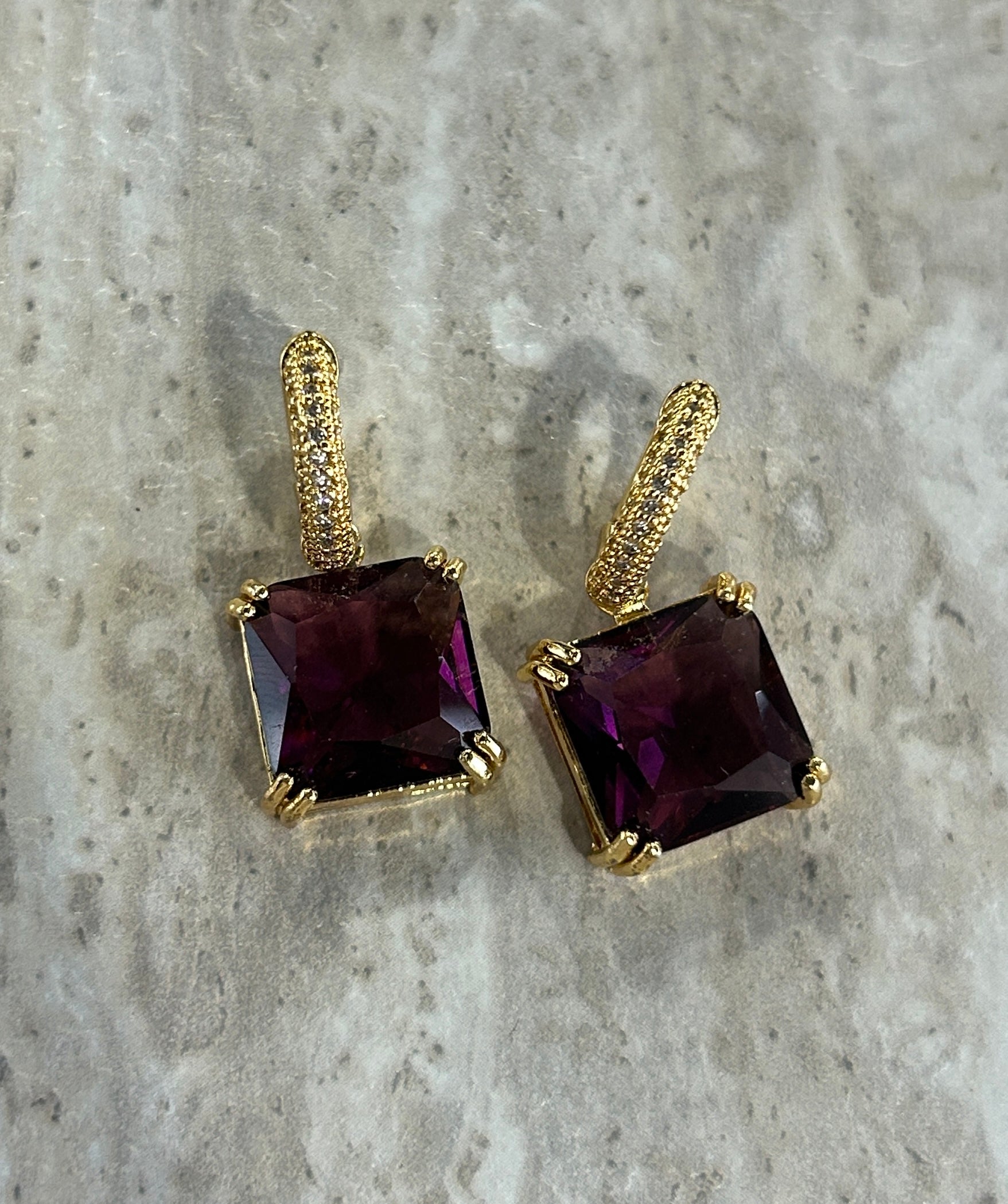 Huggie con zirconia cuadrada