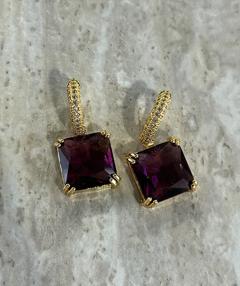 Huggie con zirconia cuadrada