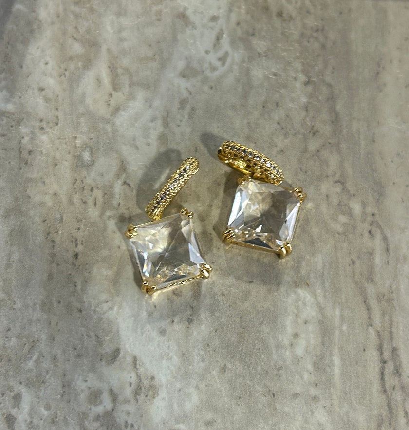 Huggie con zirconia cuadrada