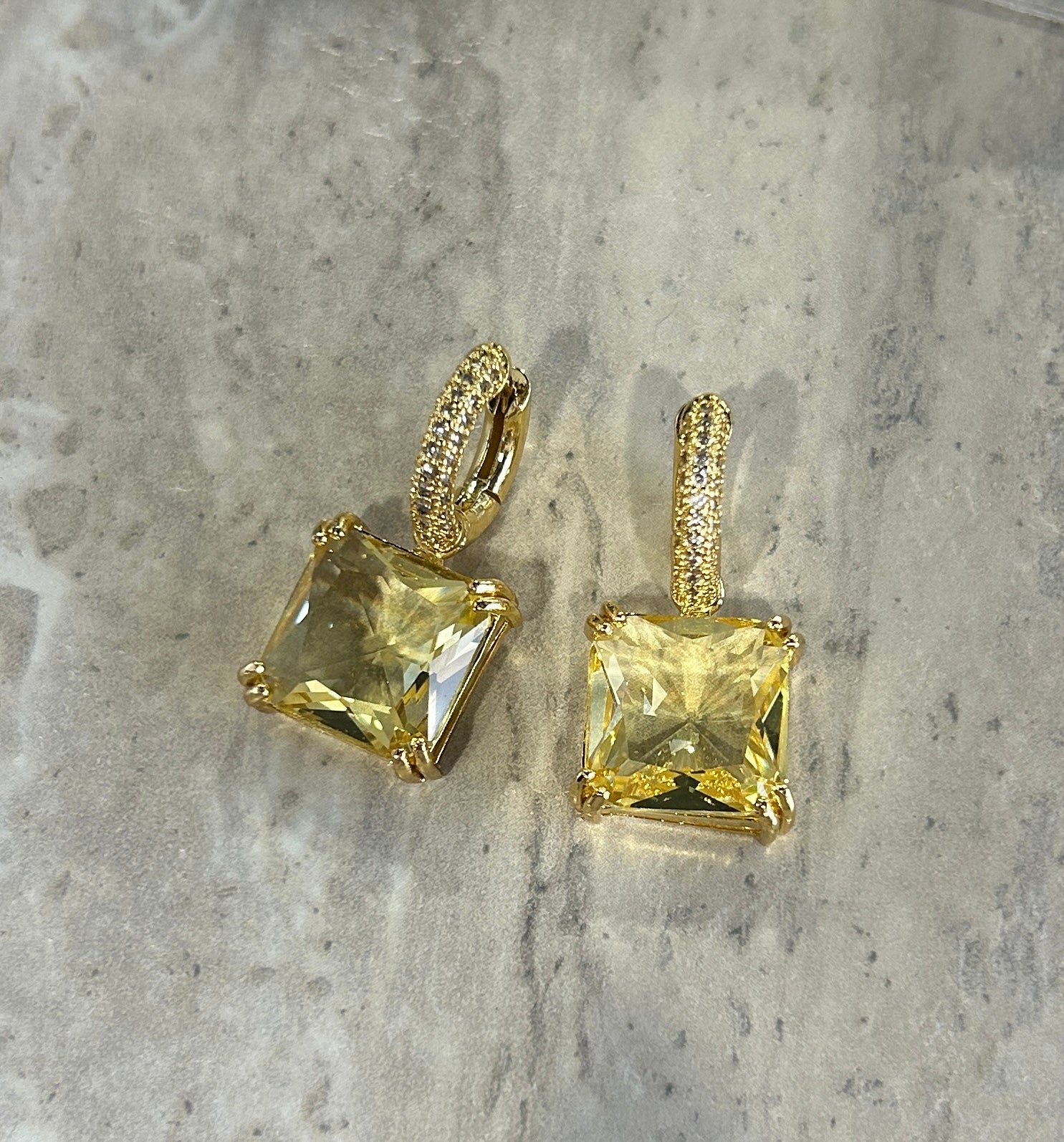 Huggie con zirconia cuadrada