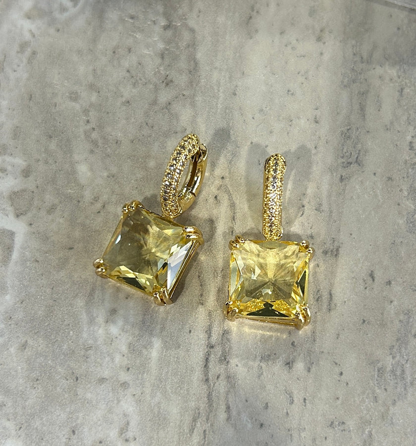 Huggie con zirconia cuadrada