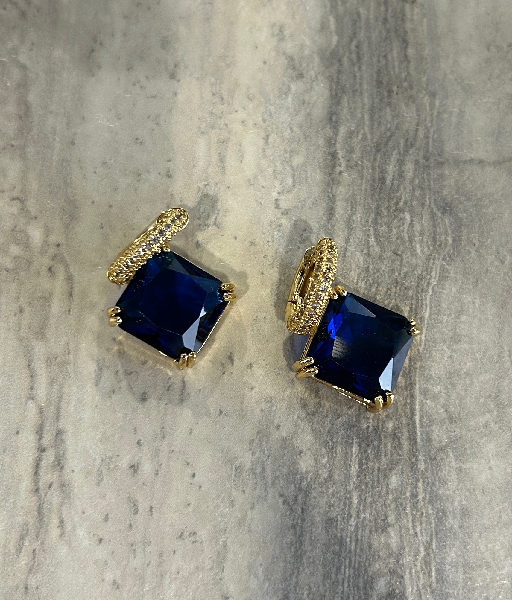 Huggie con zirconia cuadrada