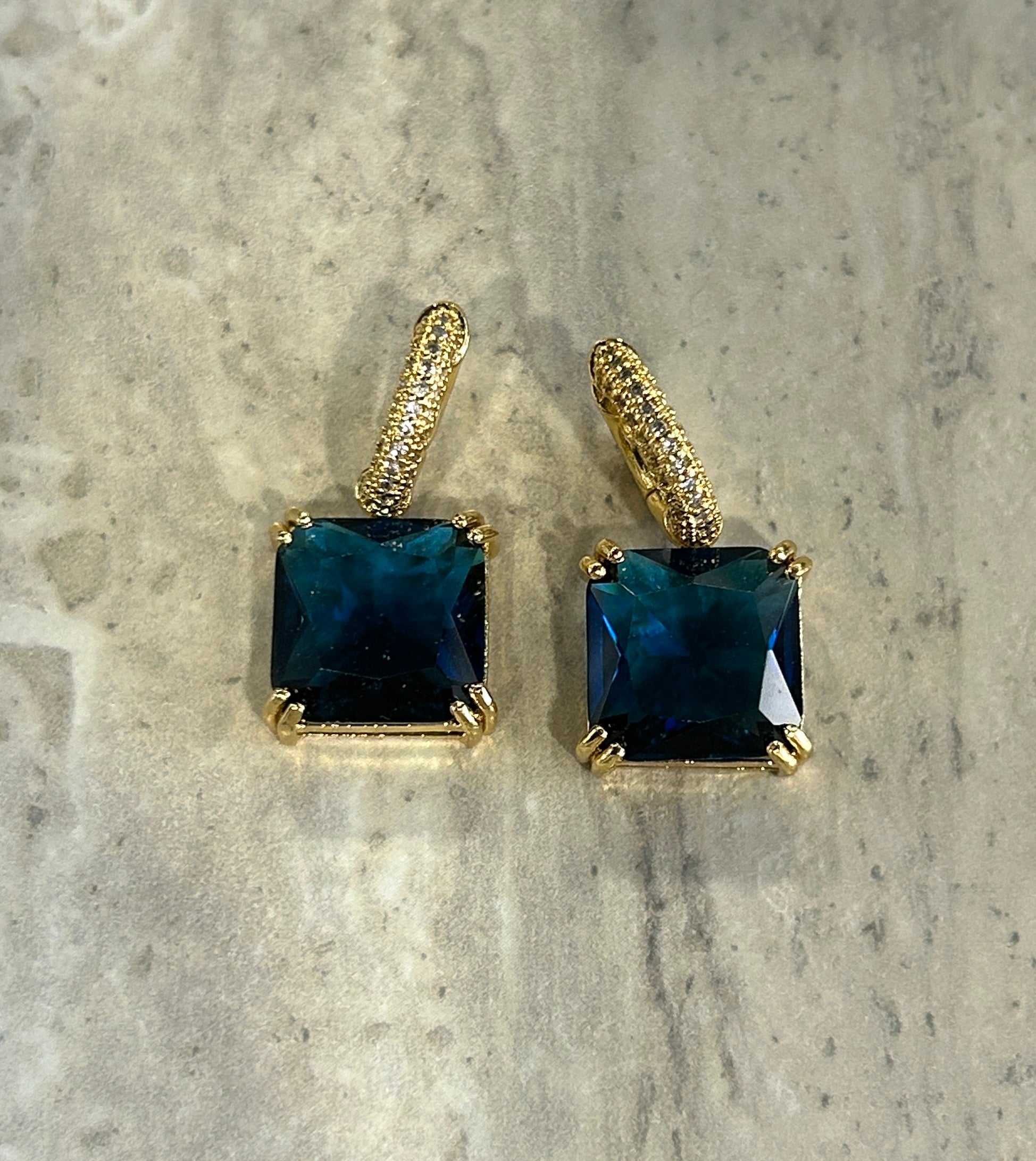 Huggie con zirconia cuadrada