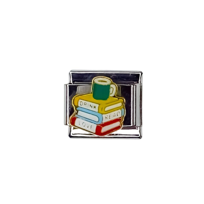 Charm con libros y taza