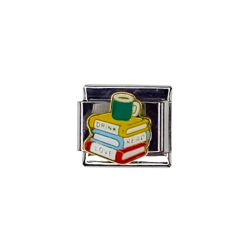 Charm con libros y taza