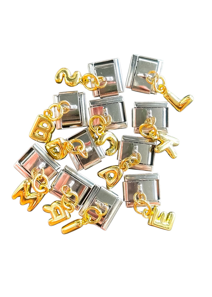 Charm con dije iniciales dorado