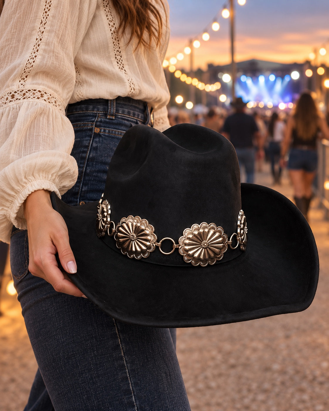 Sombrero western negro con flores doradas
