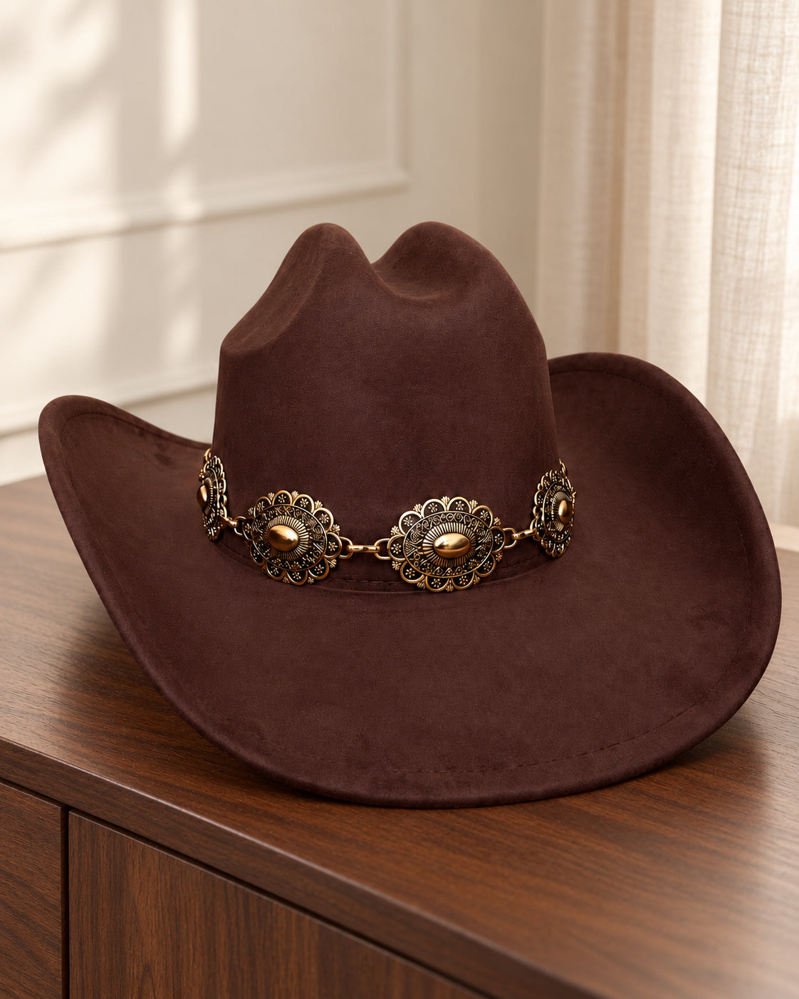 Sombrero western café con medallones dorados