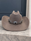 Sombrero western taupe con medallones plateados