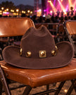 Sombrero western café con aplicaciones redondas doradas