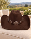 Sombrero western café con medallón floral plateado