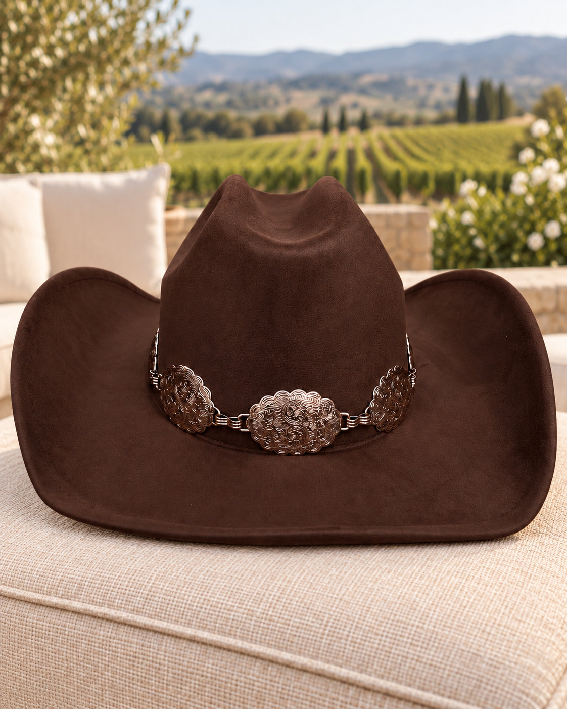 Sombrero western café con medallón floral plateado