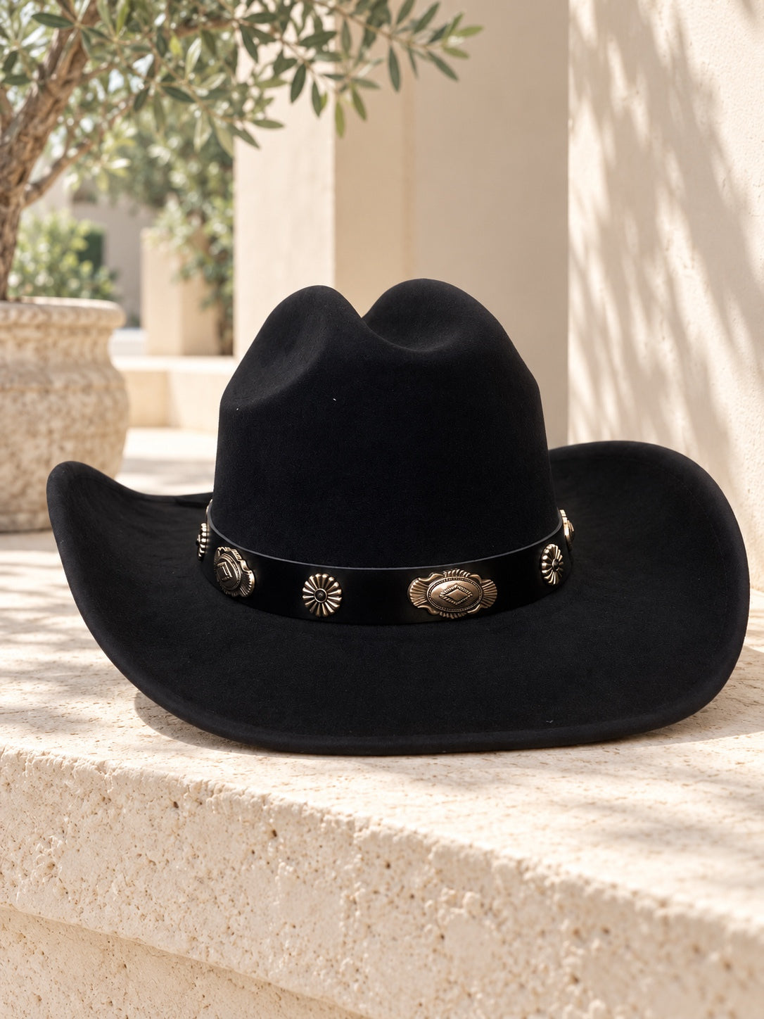 Sombrero western negro con banda de herrajes pequeños