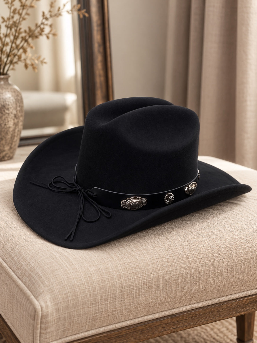Sombrero western negro con banda de herrajes pequeños