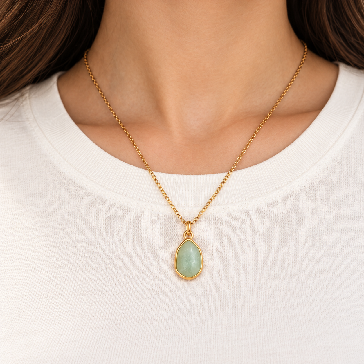 Collar NDN1009 verde en modelo, encuadre de detalle