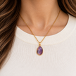 Collar NDN1009 morado en modelo, encuadre de detalle