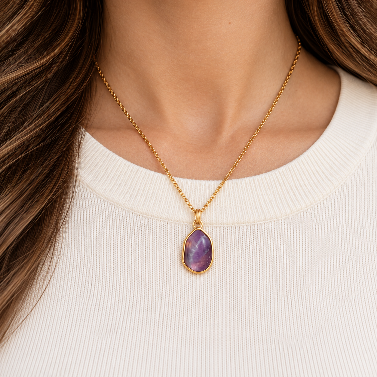 Collar NDN1009 morado en modelo, encuadre de detalle
