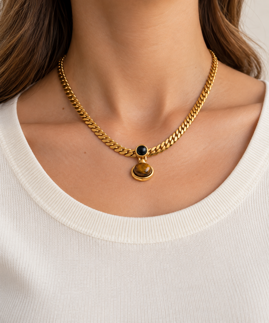 Collar NDN2015 dorado con piedra ojo de tigre en modelo
