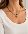 Collar NDN2015 dorado con piedra ojo de tigre en modelo