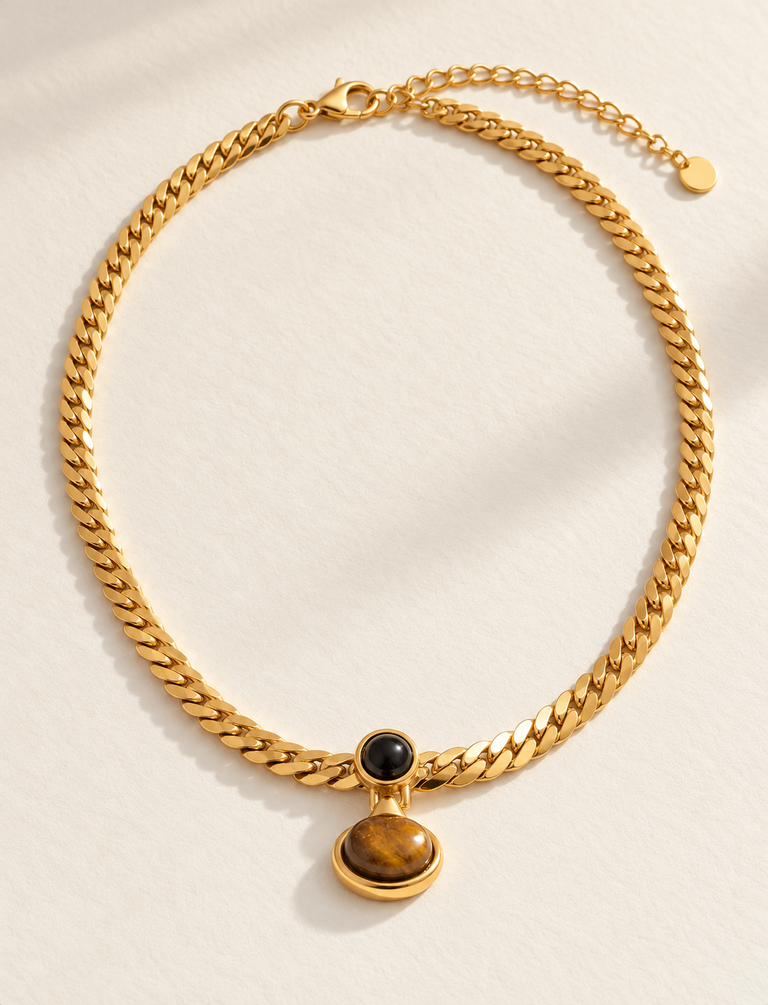 Collar NDN2015 dorado con piedra ojo de tigre detalle