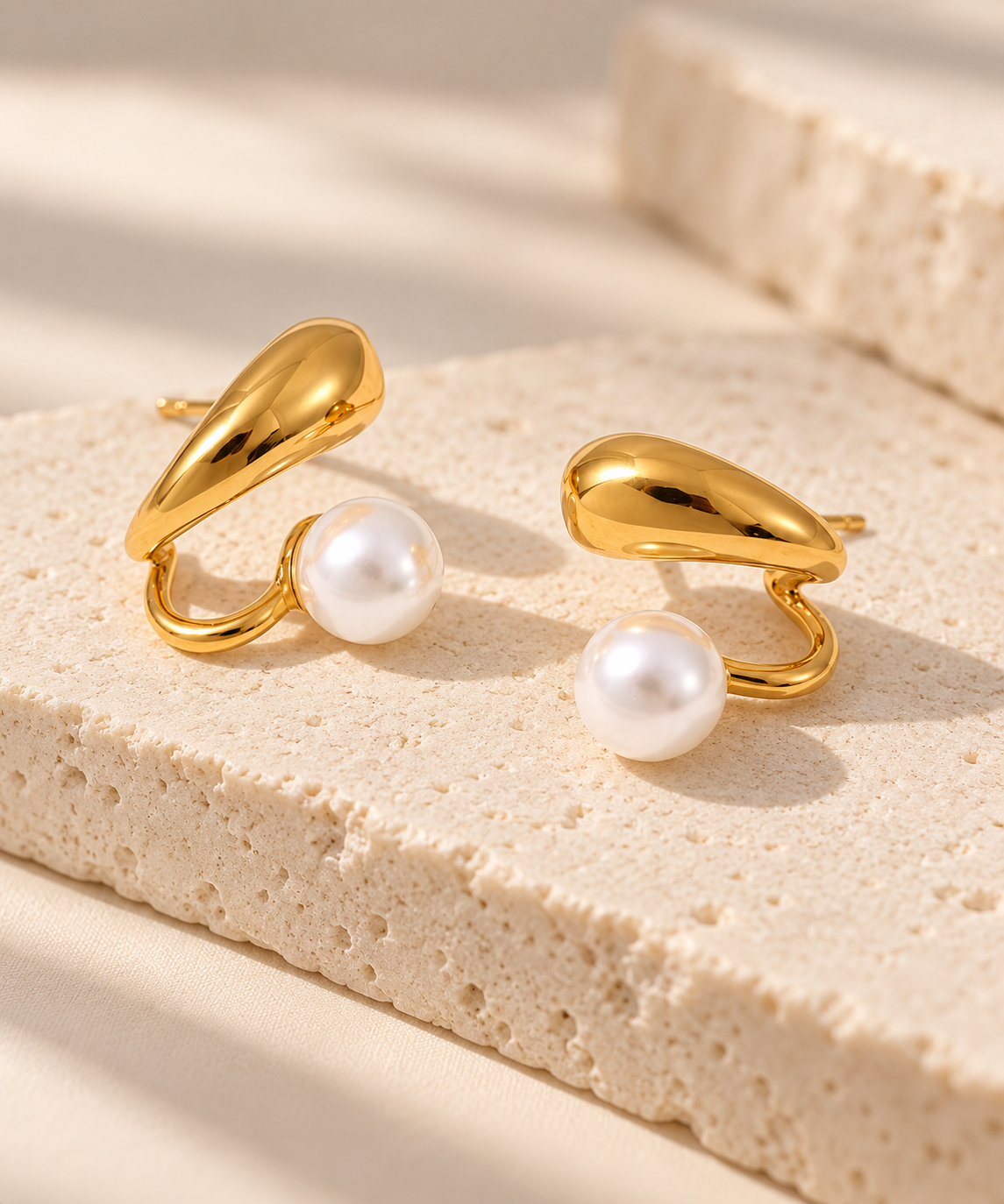 Aretes Curva Dorada y Perla detalle