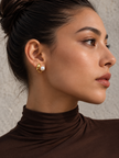 Aretes Curva Dorada y Perla de perfil