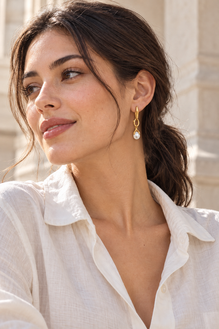 Aretes NDN3567 en modelo joven; escala aproximada.