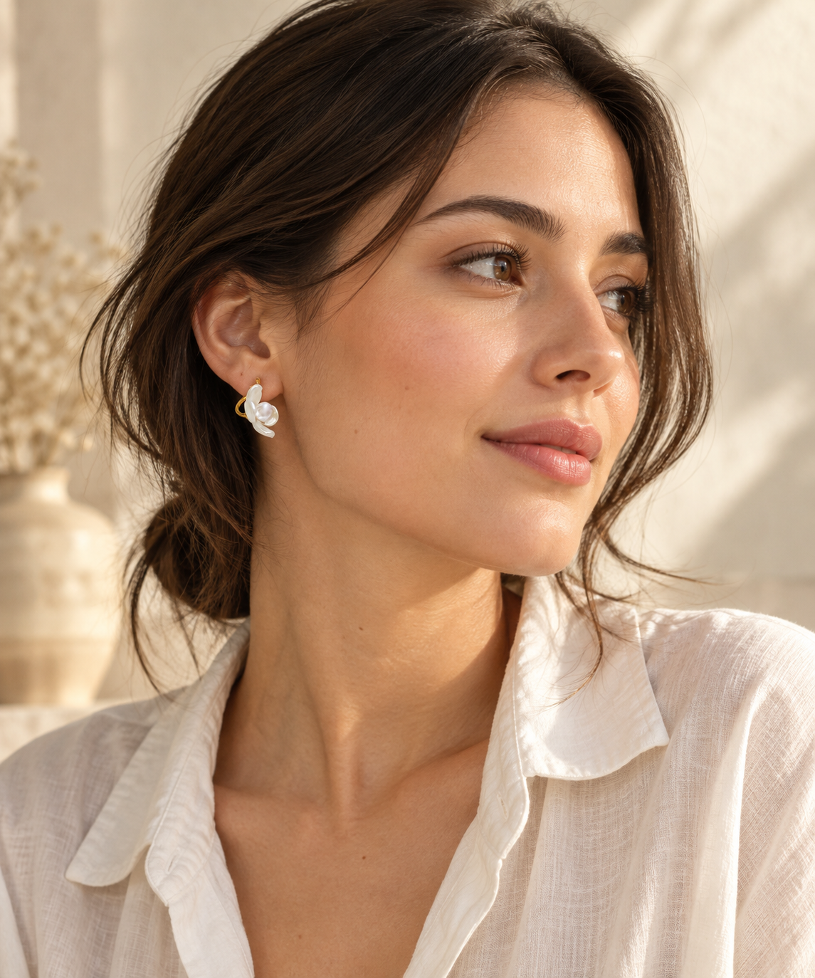 Modelo joven adulta con aretes Flor de Perla NDN4235. Imagen ilustrativa; tamaño pendiente de confirmar.