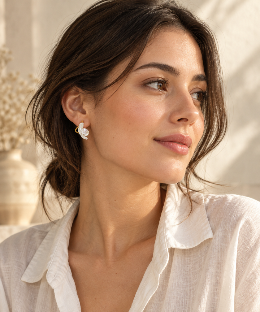 Modelo joven adulta con aretes Flor de Perla NDN4235. Imagen ilustrativa; tamaño pendiente de confirmar.