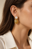 Aretes NDN4540 perla simulada y disco dorado, en modelo