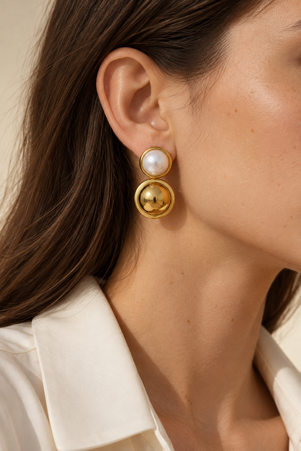 Aretes NDN4540 perla simulada y disco dorado, en modelo