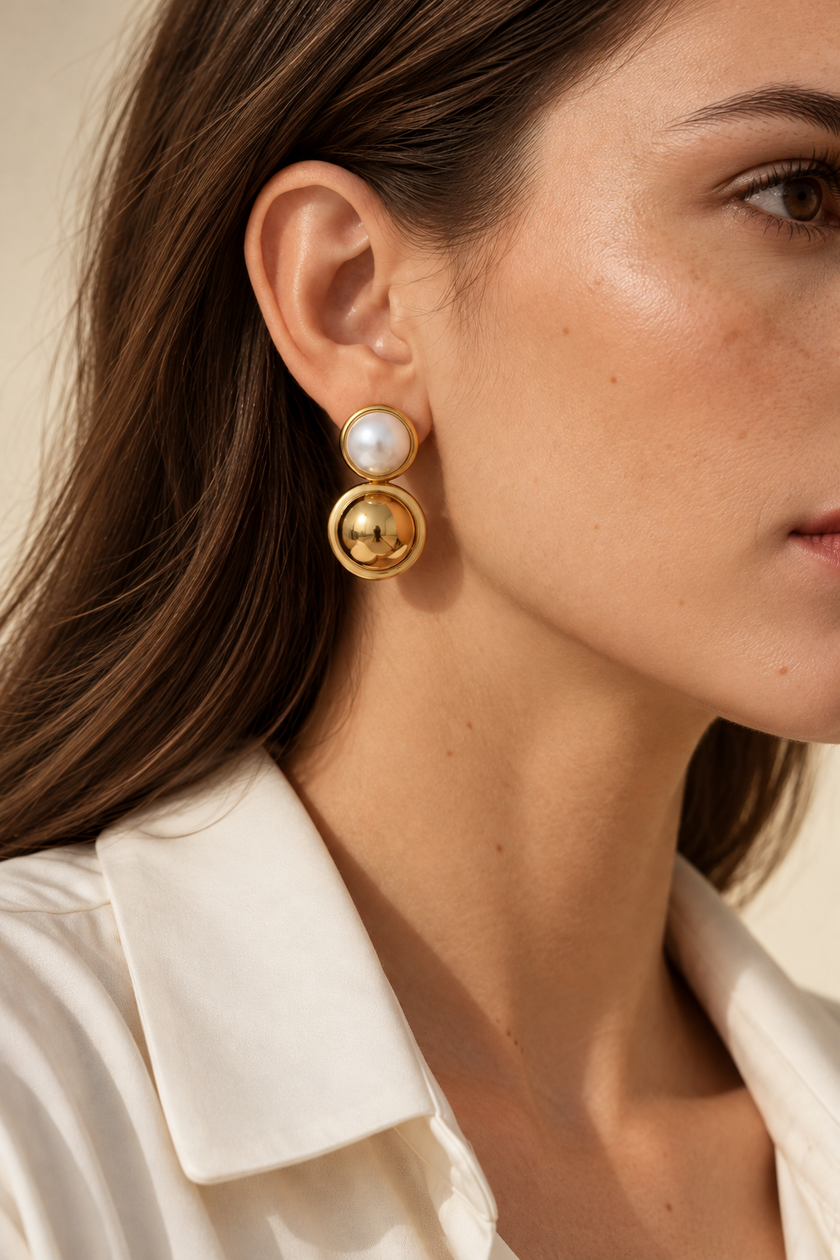 Aretes NDN4540 perla simulada y disco dorado, en modelo