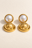 Aretes NDN4540 perla simulada y disco dorado, detalle del par