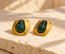 Aretes de piedra verde y dorado detalle